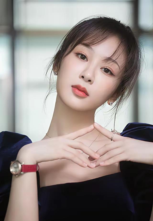 李现又发微博了，九年来，一字没变：生日快乐。杨紫三十岁，他发；三十一岁，他还发