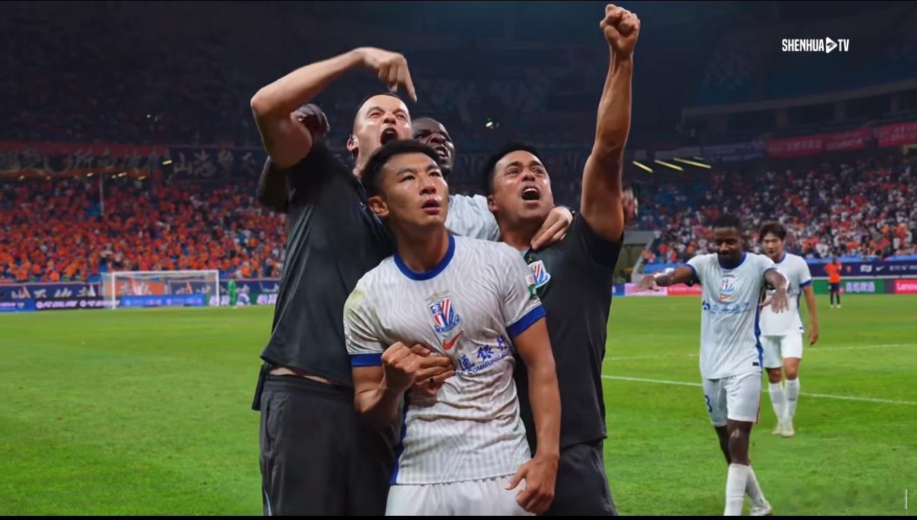 本期MatchDay里让人印象深刻的几个画面。图一，进球之后，被外籍助教、