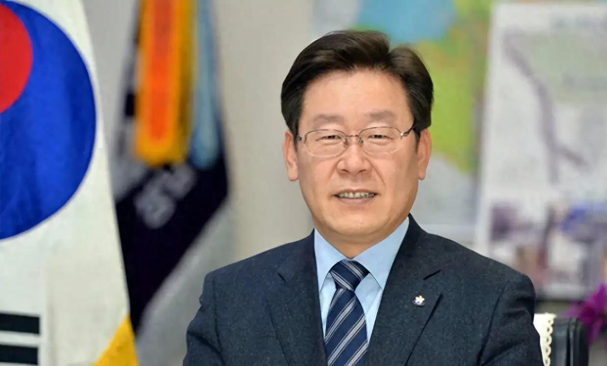 李在明果然不简单，被特朗普征收关税后，向美国讨要战时指挥权特朗普突然宣布对韩国
