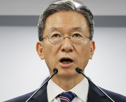 27日，韩国法务部长官郑成浩再次就就检察改革亮明核心立场，强调坚决坚持侦查与起诉