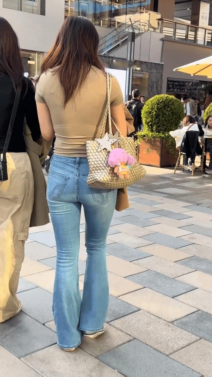 这位小姐姐的身材挺让人羡慕的，有身高，不胖不瘦，比例也超好！