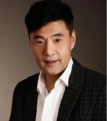 2003年，于荣光的父亲确诊肝癌，医生告诉他能活下去的办法就是换肝，谁知，于荣光