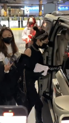 彭小苒瘦身效果太绝了！对比过往肉眼可见小一圈，紧身裤都快撑不满～关键身材纤瘦的