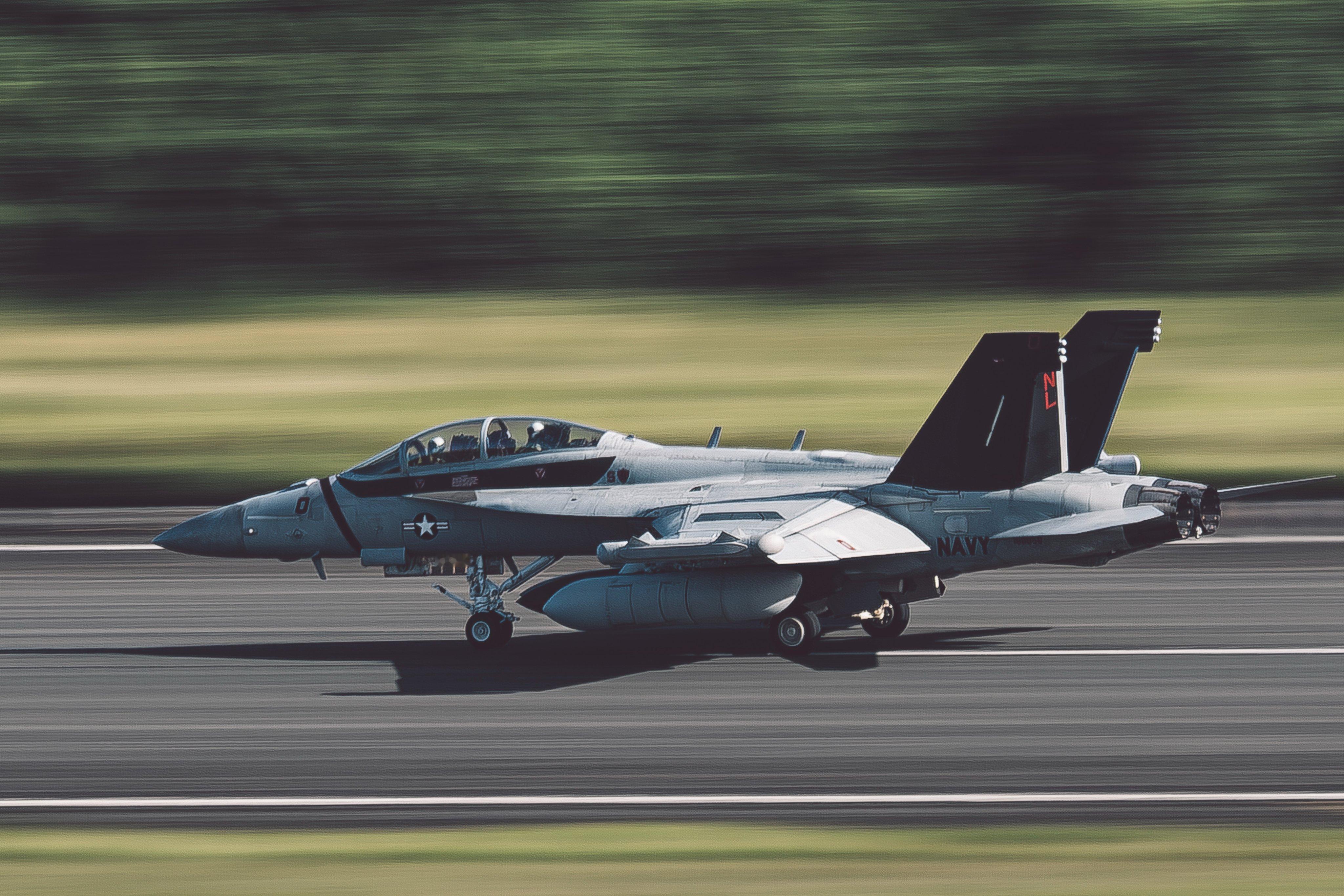 在罗斯福路海军基地起降的EA-18G“咆哮者”