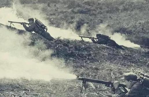 1979年2月，姜利民趁黑夜摸上越军阵地，越军没有发现他,谁知，他突然打开手电筒