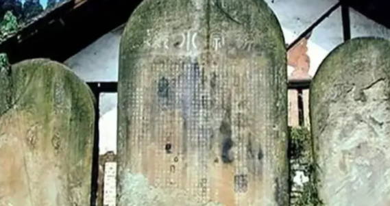 乾隆年间设立的界碑，现在大部分都在国外了…比如平定大小和卓之后的乾隆纪功碑，
