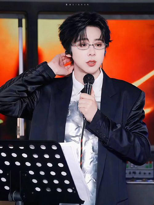 从直播间到顶流舞台，刘宇宁以实力完成跨界破壁。音乐上，他是160余首爆款OST的