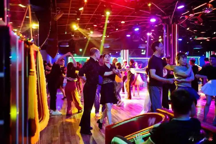 城市舞厅莎莎舞落幕解释这个问题，成都的舞友告知有说，最近舞厅虽然在整顿后陆续开