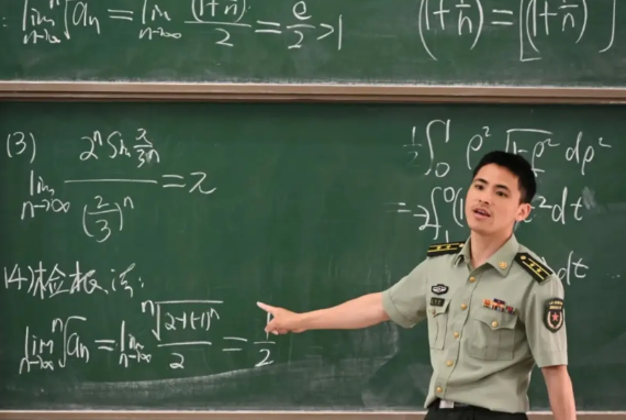 国防科技大学真的太牛了，教课的大学老师都是校级军官，还有大校女老师。要知道大校军