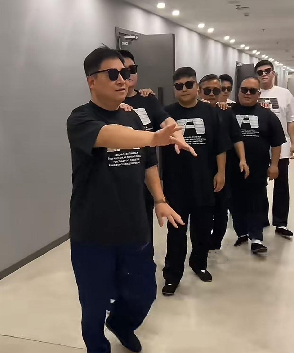 台上光鲜亮丽，台下一群“瞎子”。要被德云相声大会的这群演员笑不活了。台上，统一服