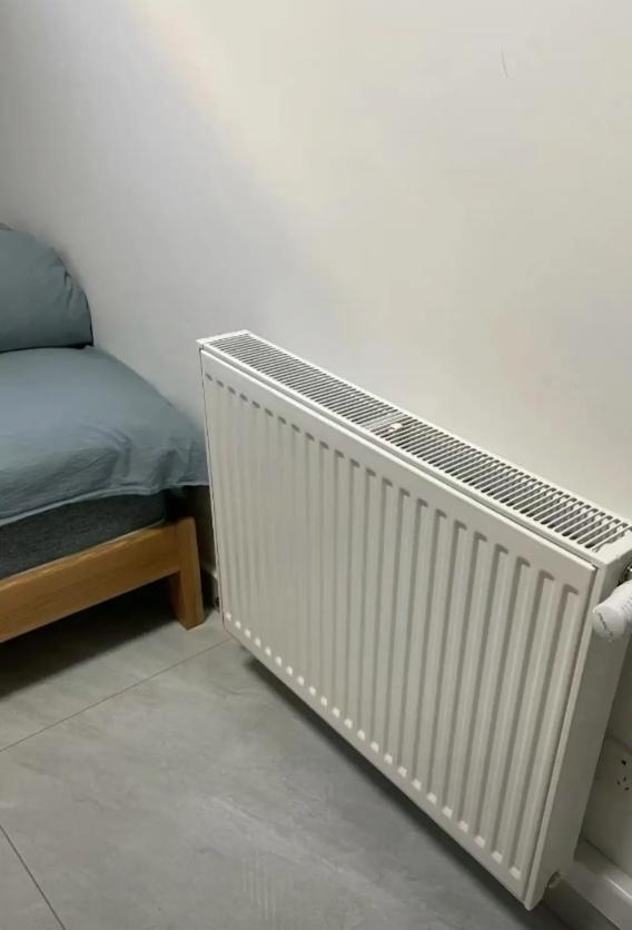 今年我们小区开始供暖。我和老伴住在120平方米的3室一厅一卫的房子里面。由于我和