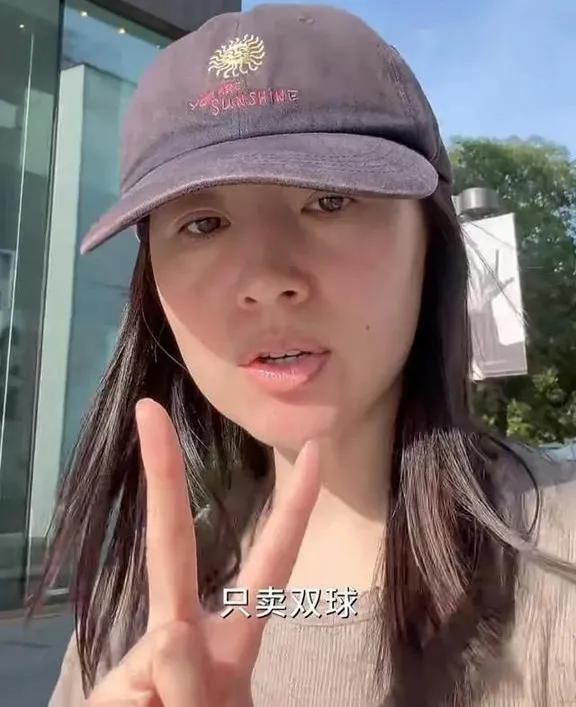 天，素颜的董洁真的认不出！如果不说图片中这位戴着帽子的女子是谁，估计没有人能