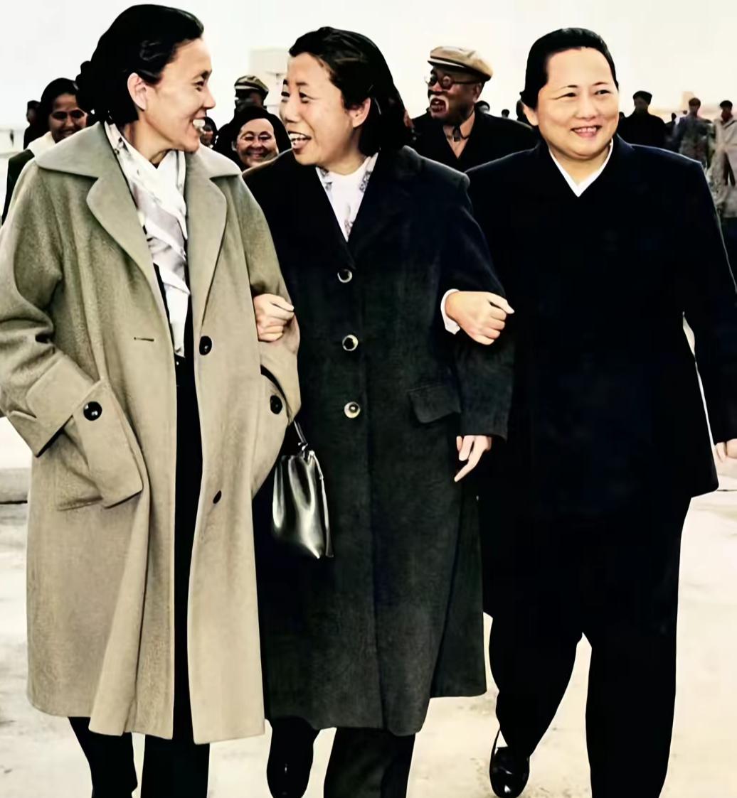 60年代初期、三位杰出的女性珍贵合影左起:蔡畅、邓颖超、宋庆龄