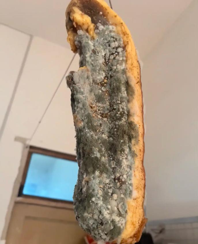 “这个肉真的能吃吗？”女子吐槽说：“我家隔壁邻居好恶心，送给我妈一块腊肉，说是他