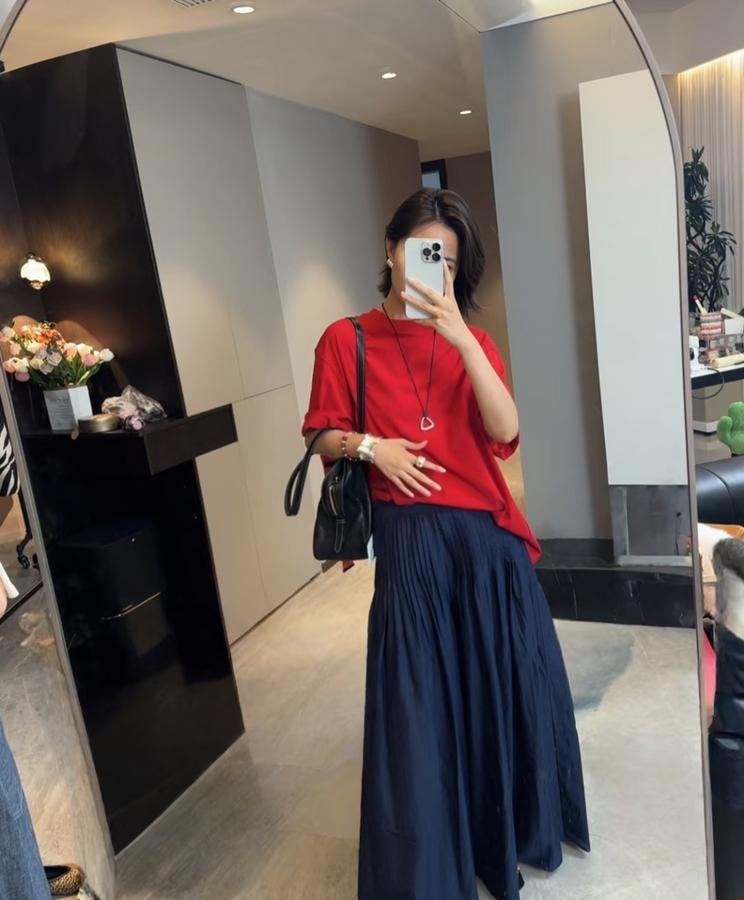 早晨穿好衣服准备上班，老公问我你这大红T恤不是居家穿的吗？一时间我竟然愣了？什