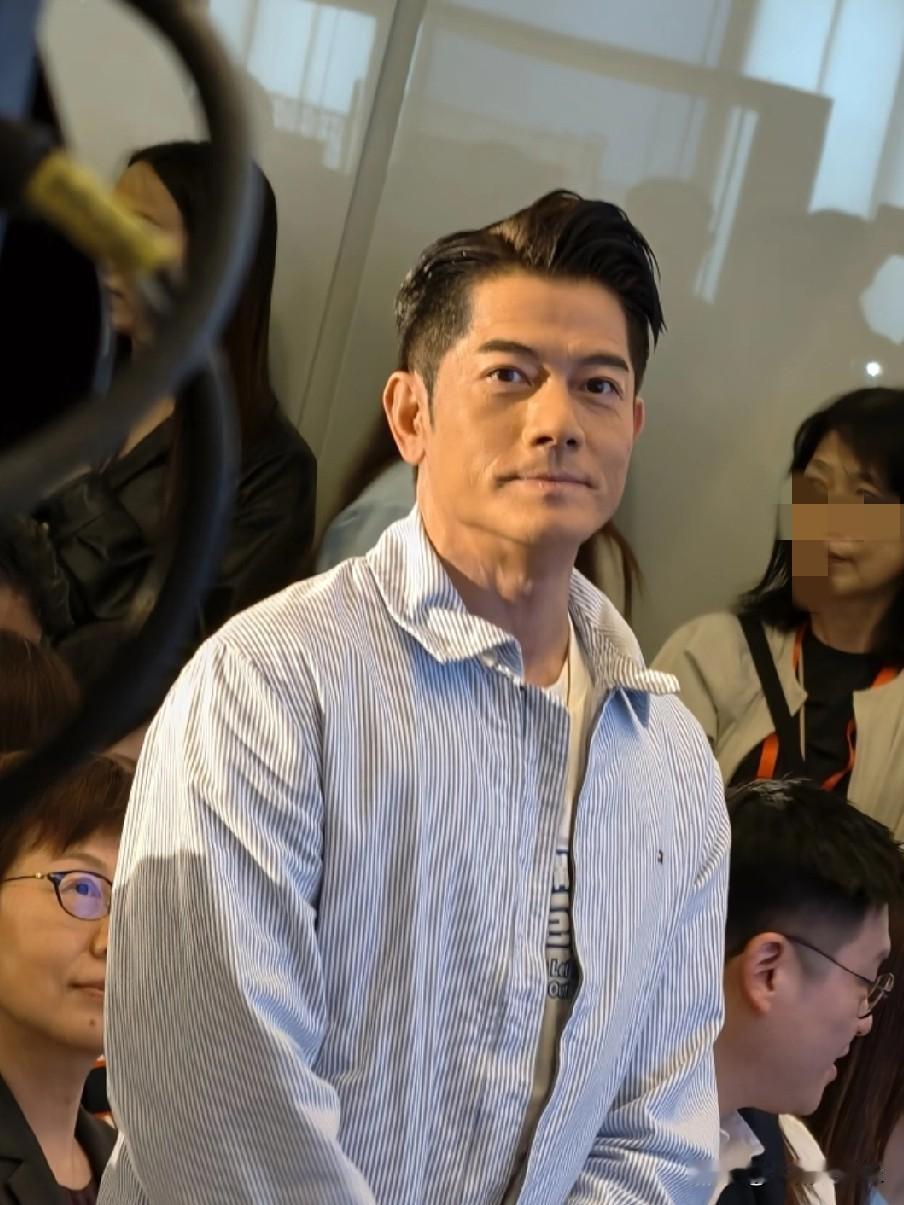 同样是女婿，郭富城一下把窦骁比下去了。何超莲大姐去世，窦骁连面都没露。再看人