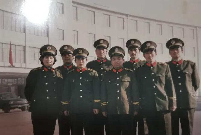 曾经在八、九十年代活跃一时的“企业公安”如今却消失不见了。在计划经济时期，大型
