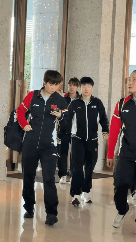 莎莎和曼昱一起下训回酒店！[赞]今天是香港总决赛的第一天训练，任浩指导走在最前