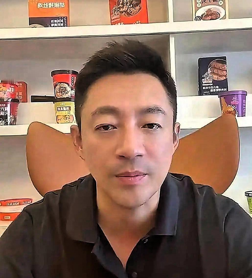 小S的风波：真心还是假意，这下谁能说清汪小菲直播开炮了，矛头直指小S，这事儿闹