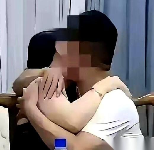 听说，她老公看到视频的时候，正端着一杯热牛奶。杯子“哐当”一声，碎了。就跟他