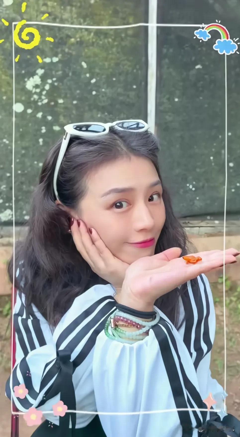 马思纯真是手串控啊1988年出生的她还是那么活泼开朗，穿着打扮像一个清纯美少女