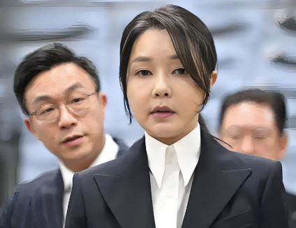 金建希开始想念自己的丈夫了。20日媒体报道，律师称金建希在狱中“消瘦得只剩一副骨