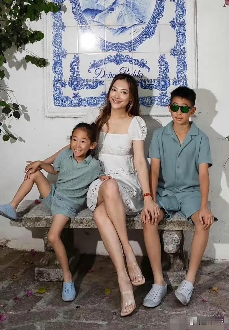父系基因究竟有多强大？看了应采儿俩孩子的长相你就知道了，大儿子还略微有点像应