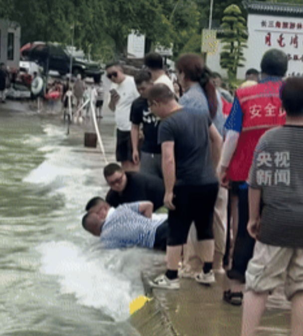“这几个男人火到央视了！”安徽，男童被漩涡吸入桥下，路人脸都憋红却拔不出来！不料