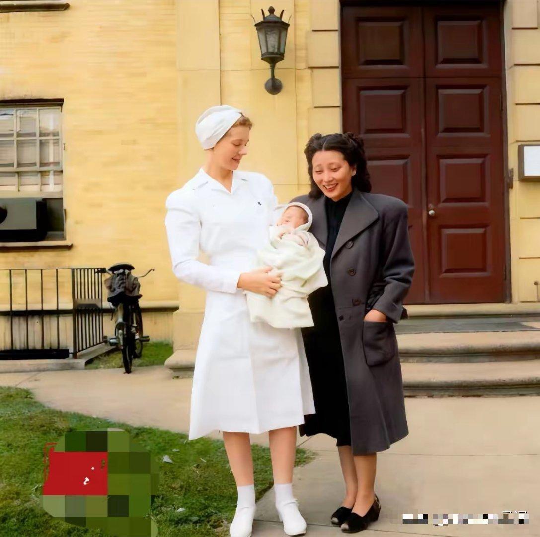 这是1948年，在美国波士顿，钱学森夫人蒋英刚生下长子钱永刚，由护士抱着襁褓中的