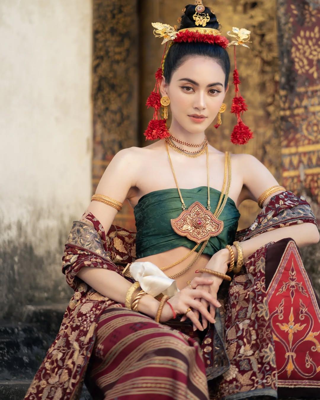 泰国很聪明，明显向东看了。熟悉泰国历史的人都知道，泰国人一直很聪明，数百年来，站