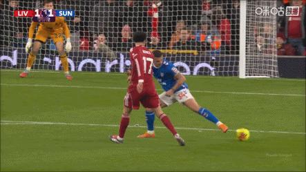 各位球迷评评理，维尔茨这球能算乌龙球？？我特意找了两个角度的动态图，这个球9