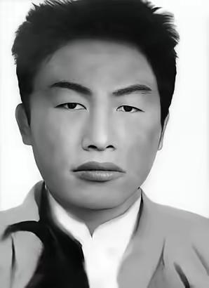 1935年，王耀武得知部下俘虏了一个红军师长，兴冲冲的跑过去准备审讯，但当他看到