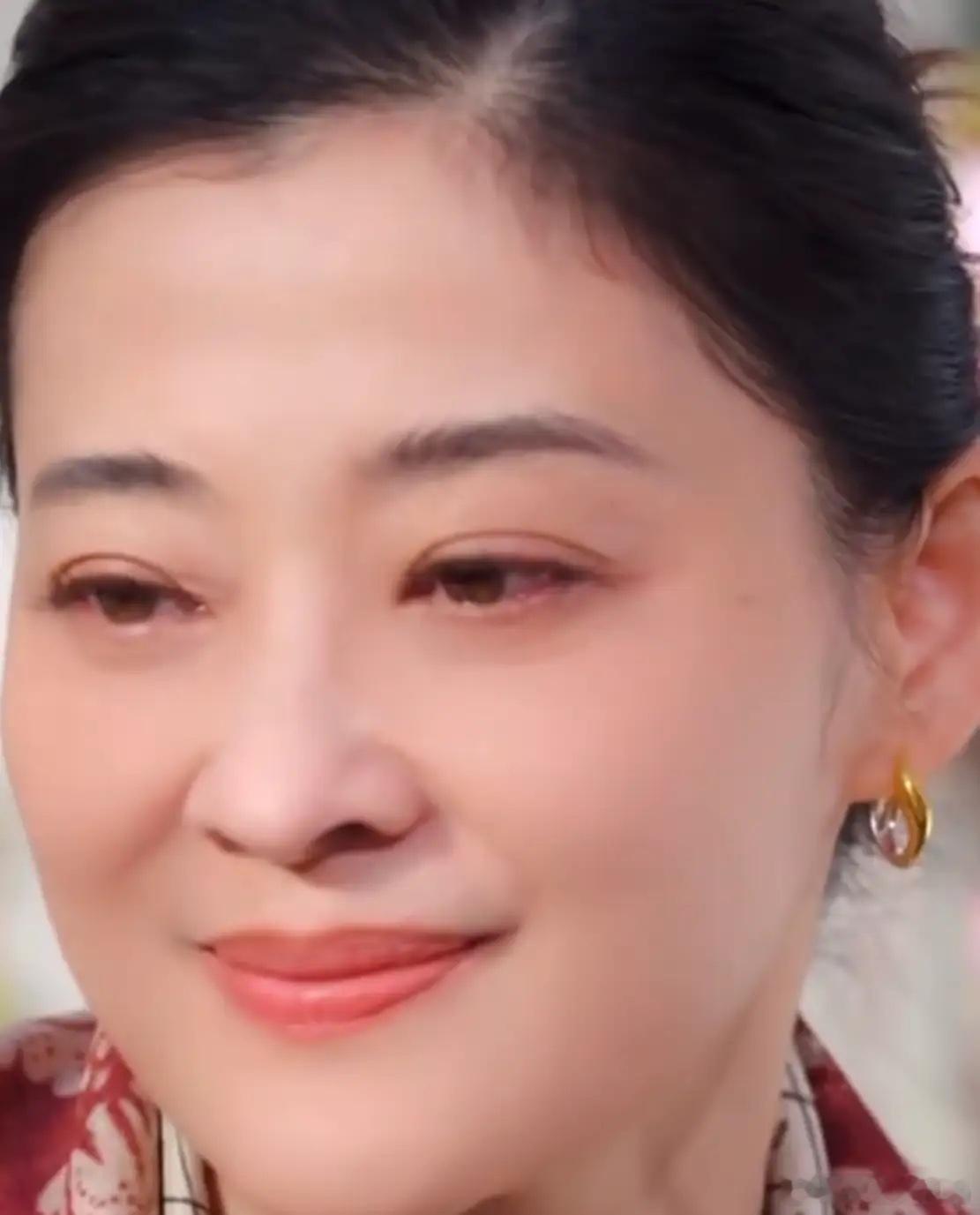 51岁梅婷拍照美颜拉满依旧盖不住眼角皱纹，12岁女儿快快看到说妈妈眼睛底下看起来