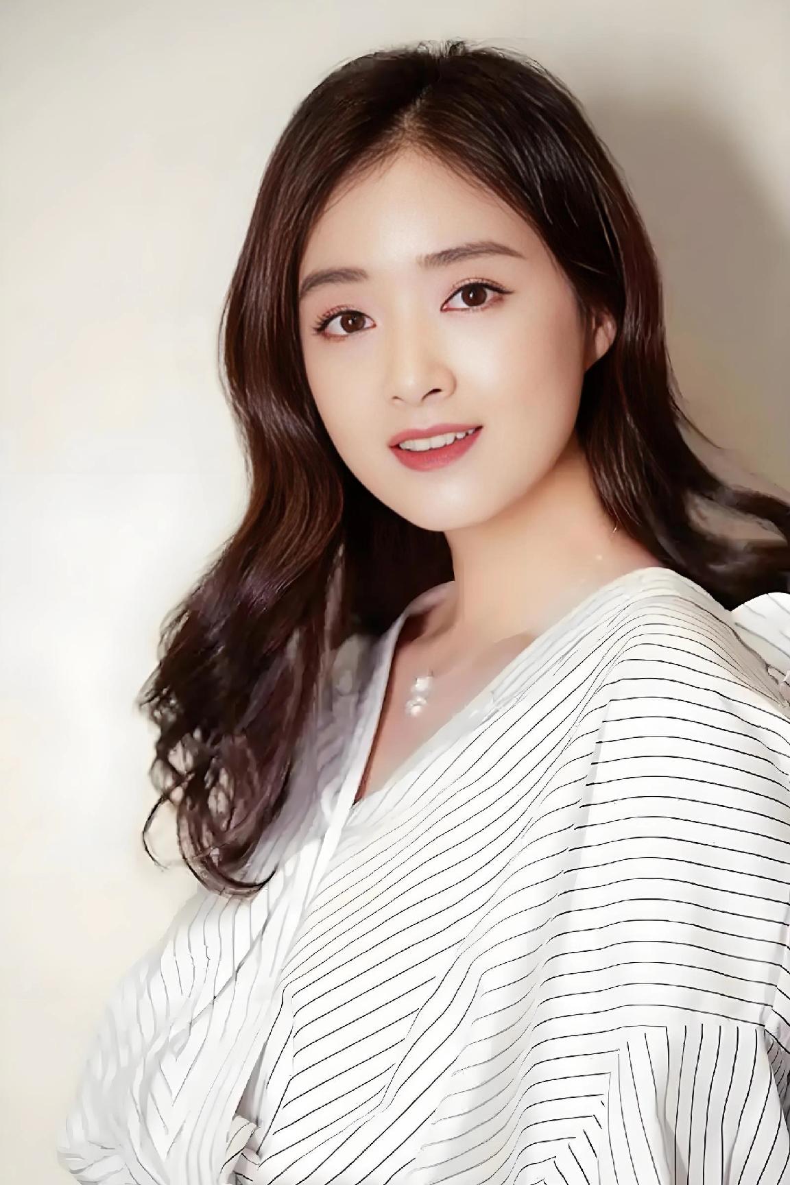 主持人问演员蒋欣：“你为什么会接《小巷人家》中宋莹这个角色呢？你接戏的标准是什么