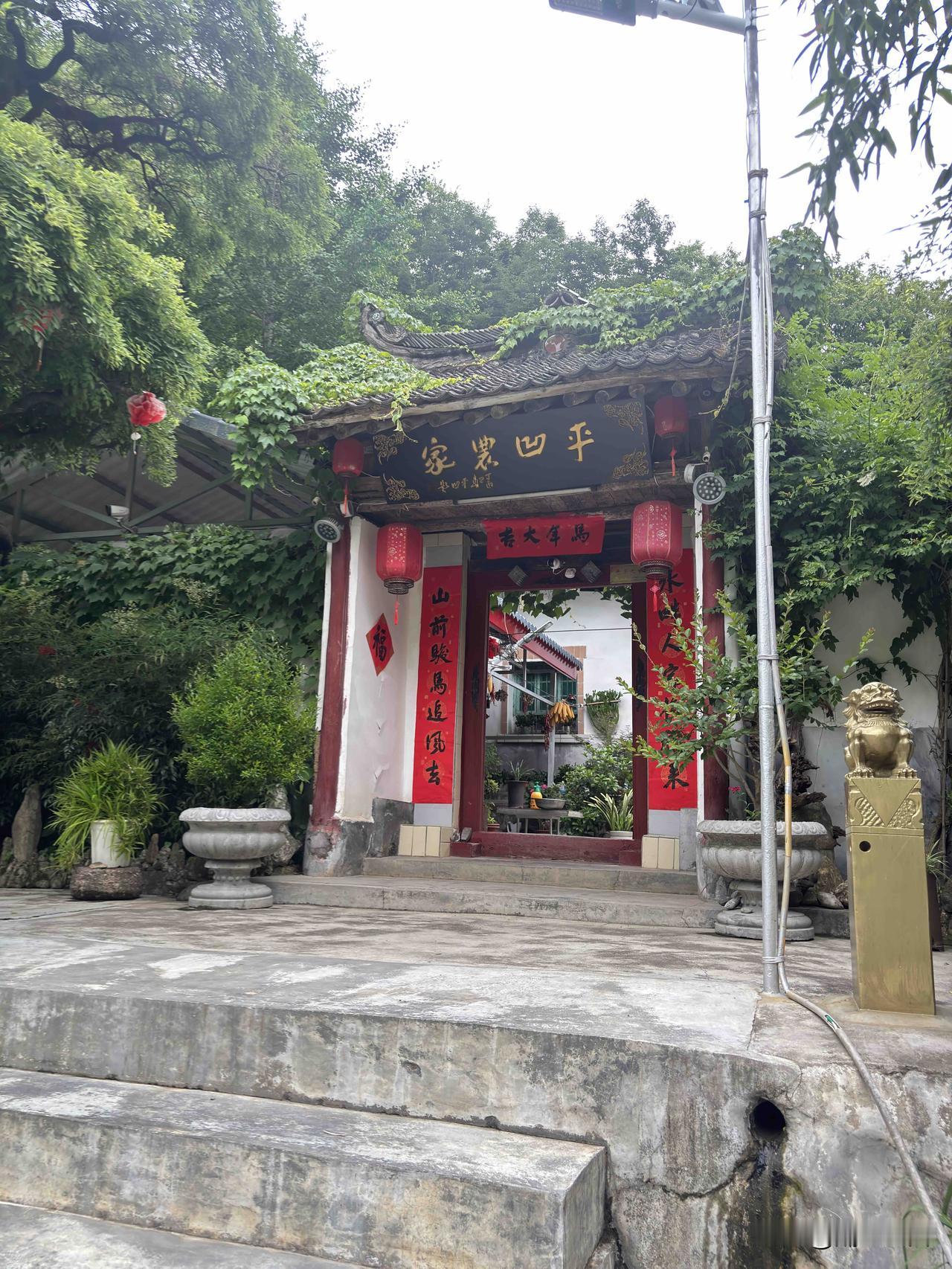 在商洛牧护关王家坪附近，就是韩峪川往312国道半路上看到的，这个平凹农家，猛的一