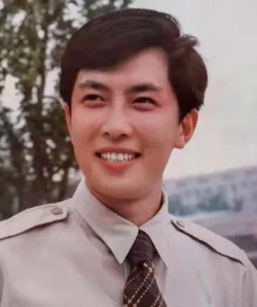 八十年代影坛两大男神，唐国强与周里京！唐国强1952年生于青岛，周里京1954