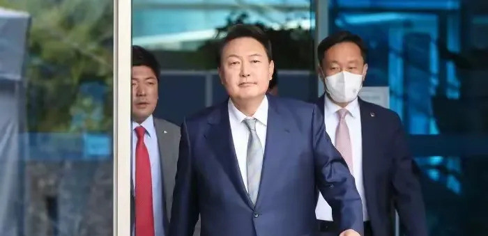 韩国总统没招了，老实去挨审吧韩国前总统尹锡悦现在是真没辙