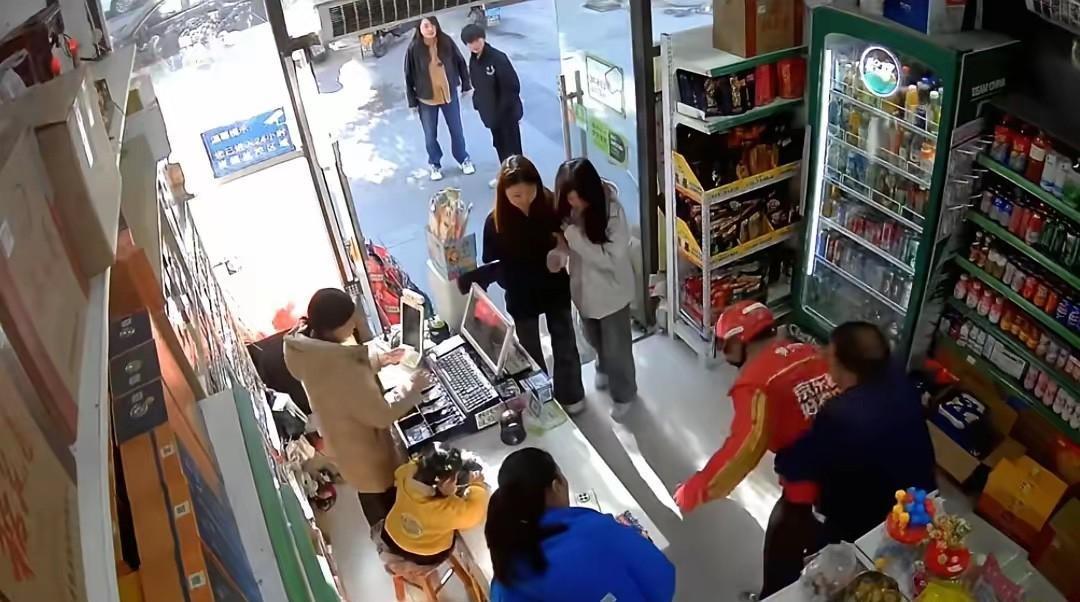 “救我！救我！”近日，湖北红安一路边商店里，忽然跑进来一位外卖女骑手，她满脸通红