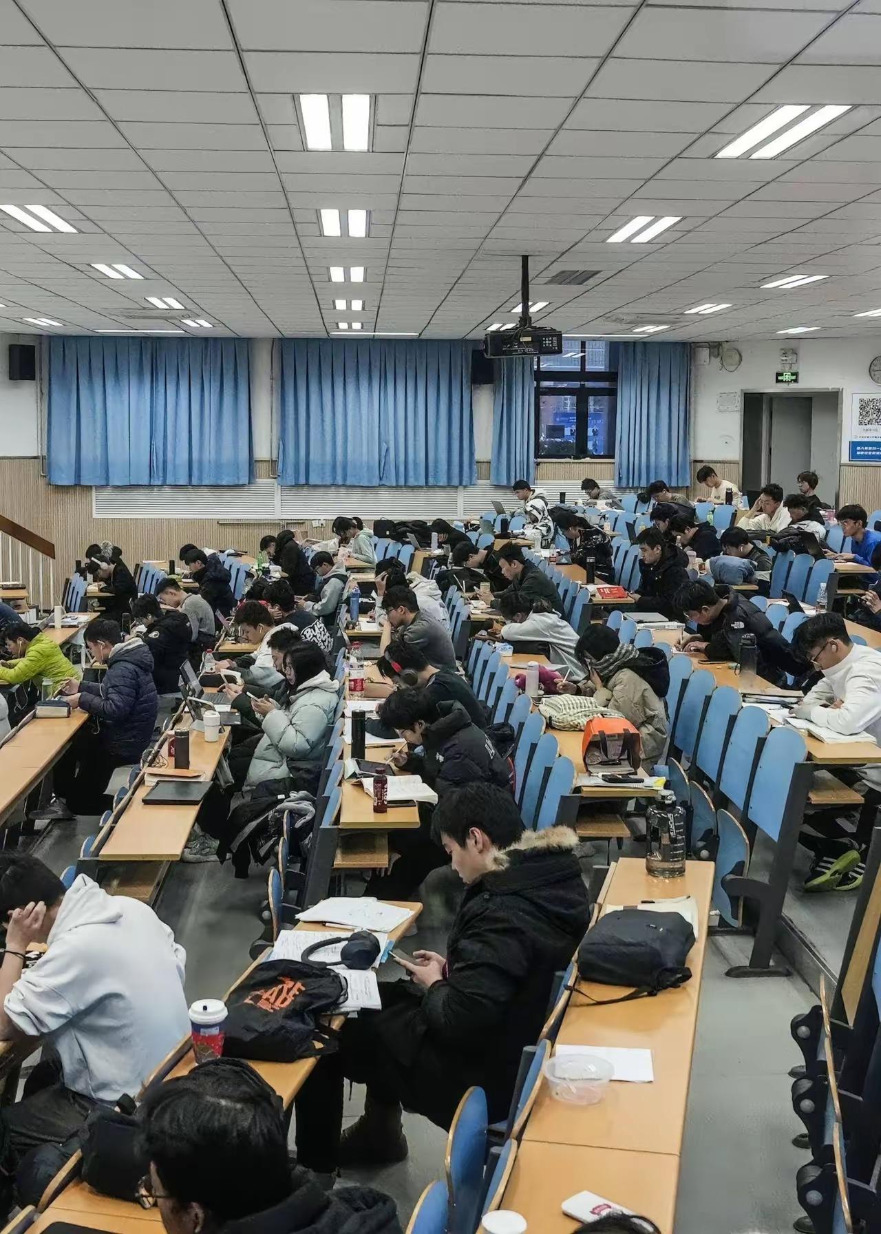 现在大学课堂，秒变自习室？[狗头]你拿着十几年前的课件讲着已经被市场淘汰的课