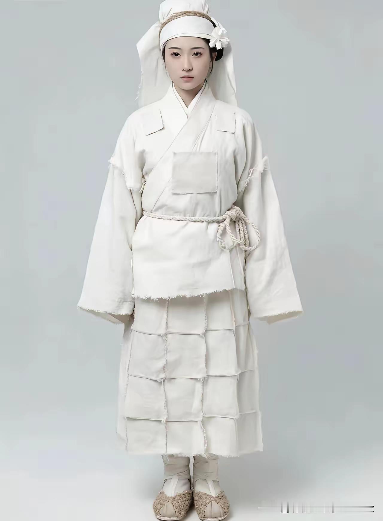 哈哈，巴黎世家出新款了！居然还给配了麻绳麻鞋，就差幡儿和盆儿了，要不模特举着幡儿
