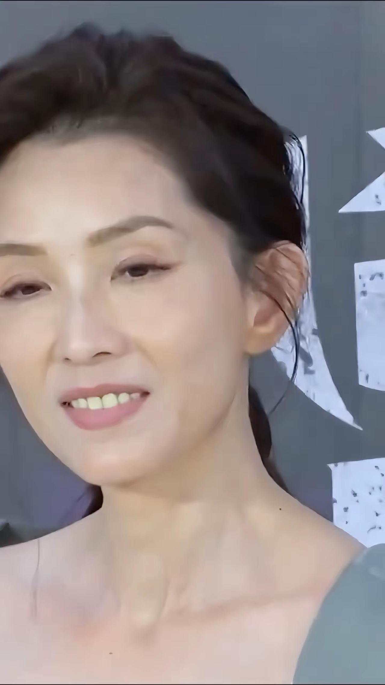 一眼万年😘叶全真跨越年龄的时尚魅力一眼沦陷治愈系笑容