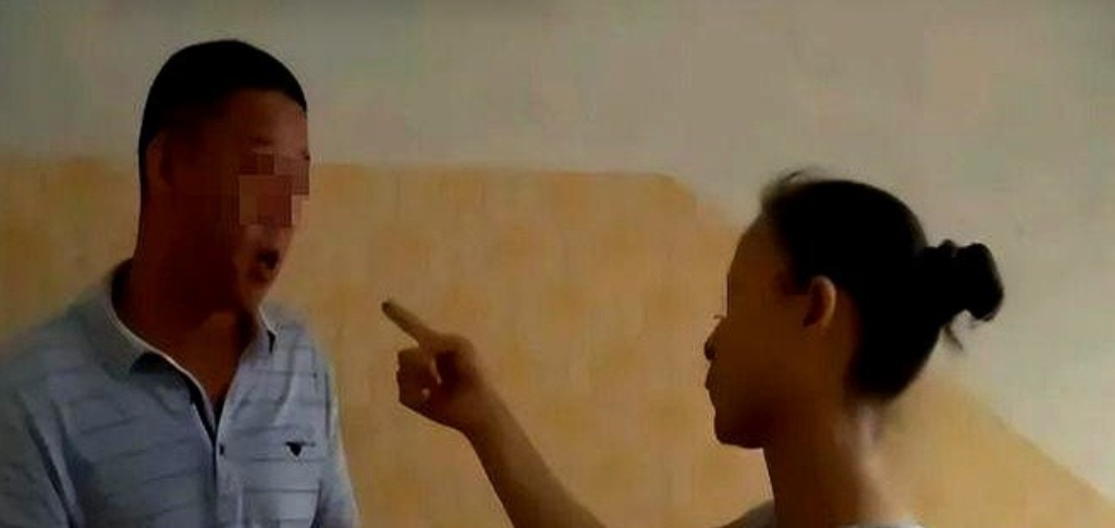 湖南，一男子无意中发现20岁儿子非亲生，他不吵不闹，而是以换房子为由，哄骗妻子和