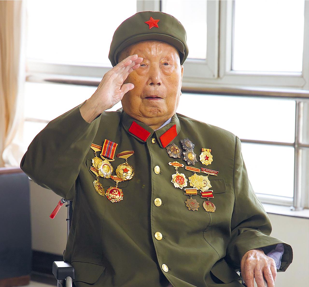 国军名将第一个报名援朝，毛主席特批上将军衔，他却三次推辞，这个隐藏了半生的心结，