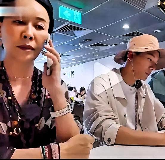 要不是单依纯这事，真没注意那英私下这么“较真”……最近单依纯翻唱《李白》没拿