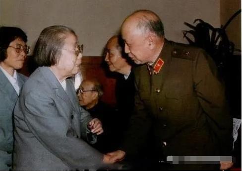 1964年10月的一个晚上，人民大会堂宴会厅里，钱学森走到邓颖超面前深深鞠了一躬
