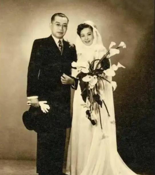 1933年，年近不惑的刘海粟与原配离异，迎娶了一名年仅19岁的女弟子。未曾想，没