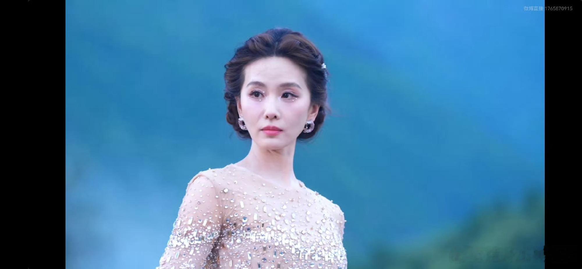 vogue这一次活动真的不行，请的最大咖是85花刘诗诗，但很显然她没撑起来，年龄