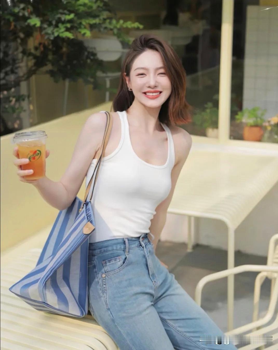 夏日清新穿搭，手捧冰饮，轻松惬意！🌞👗🍹