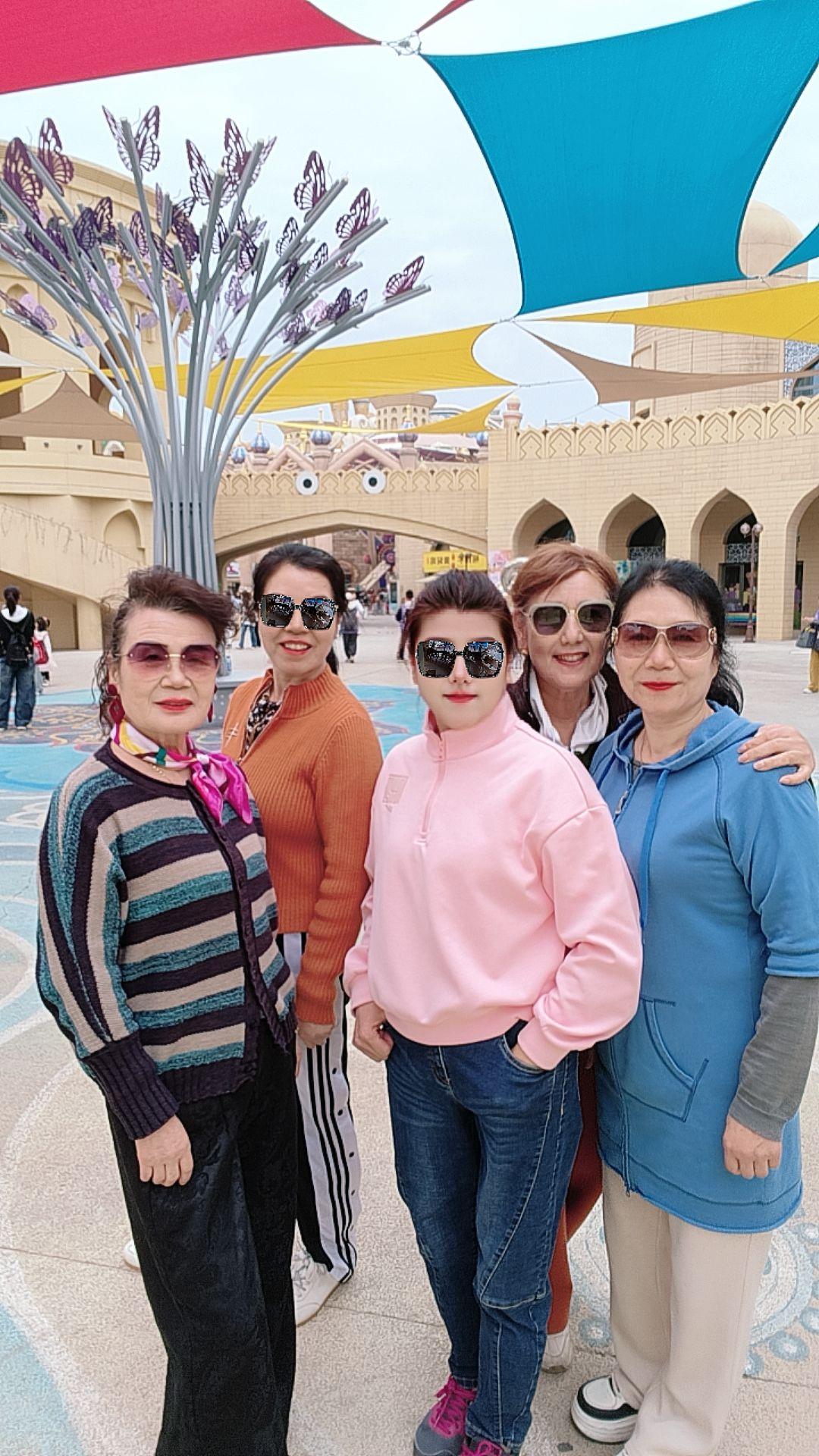 今天我突然接到一个陌生电话，对方让我猜猜她是谁。说实话，我没听出来，只能说：“不