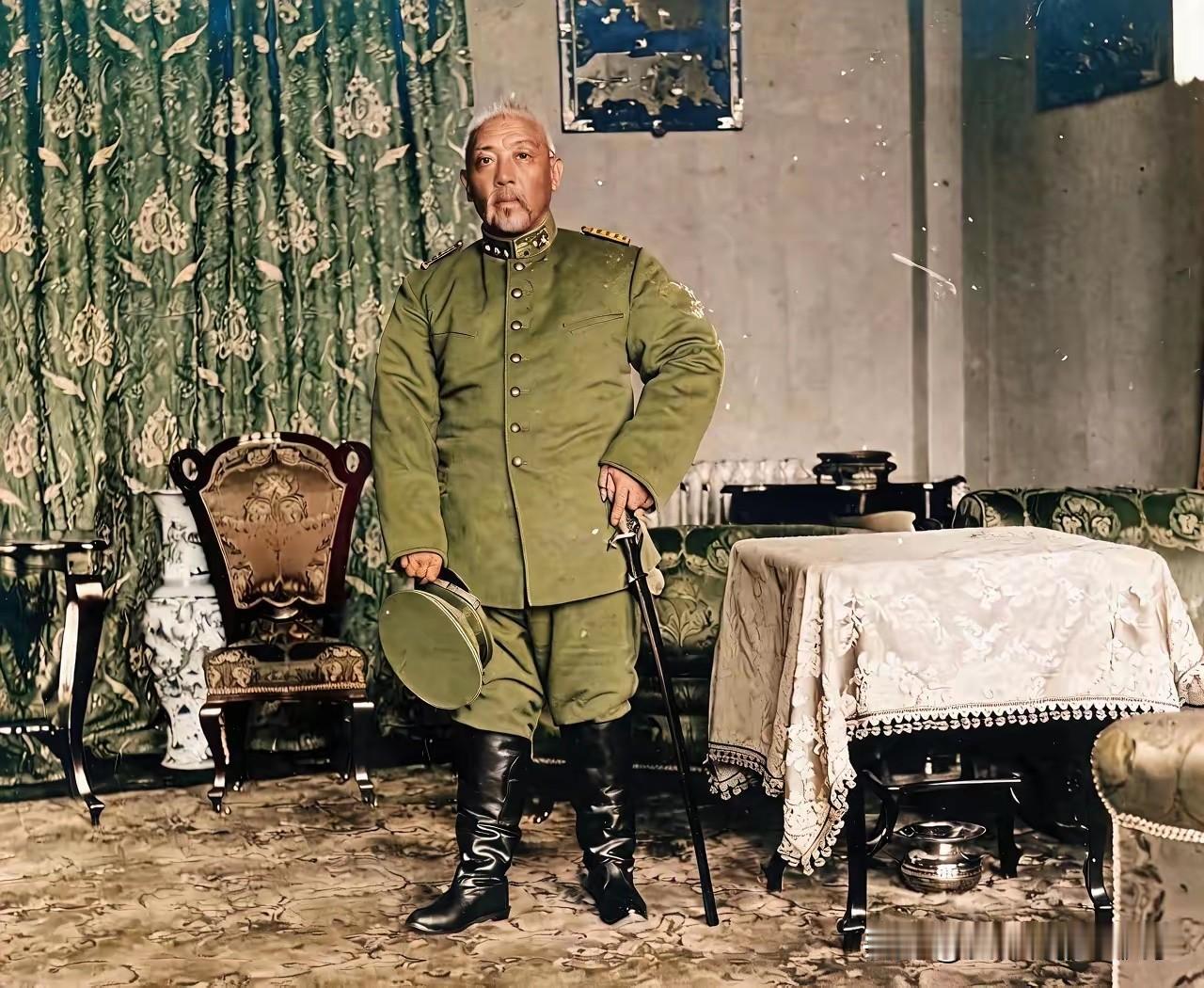 1912年在天津的一家照相馆里，一位53岁的中国军官在这里留下一张珍贵老照片，照